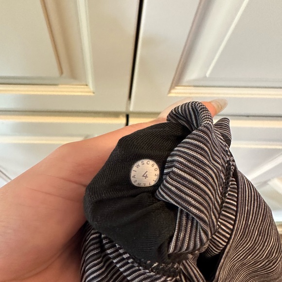 Lululemon Black and White Stripped Leggings Size 4 - Picture 4 of 5